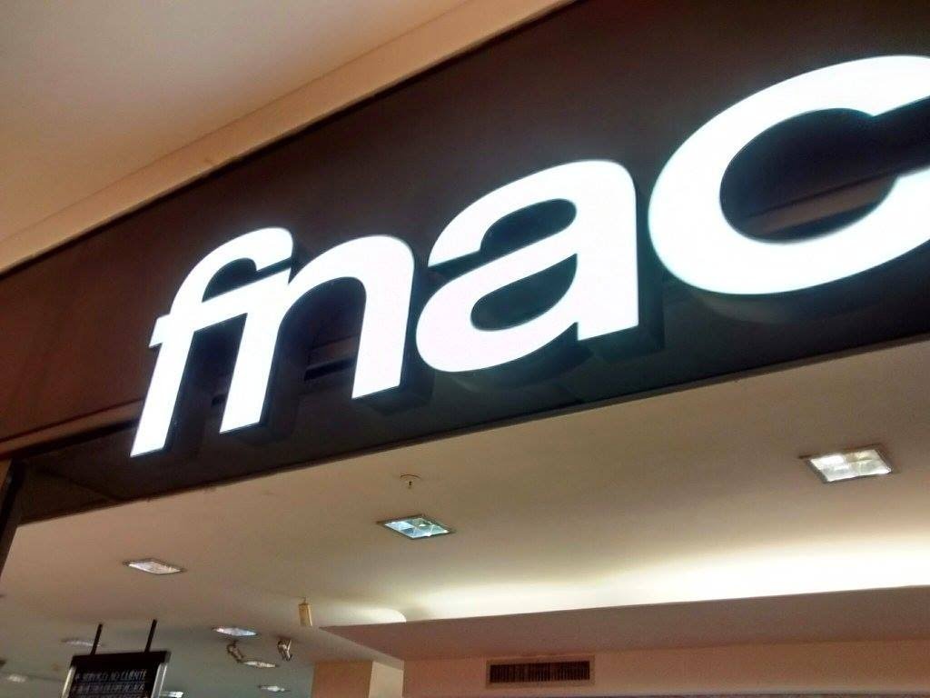Letra caixa com LED FNAC - FLETSIGN - Cenografia & Retail Media