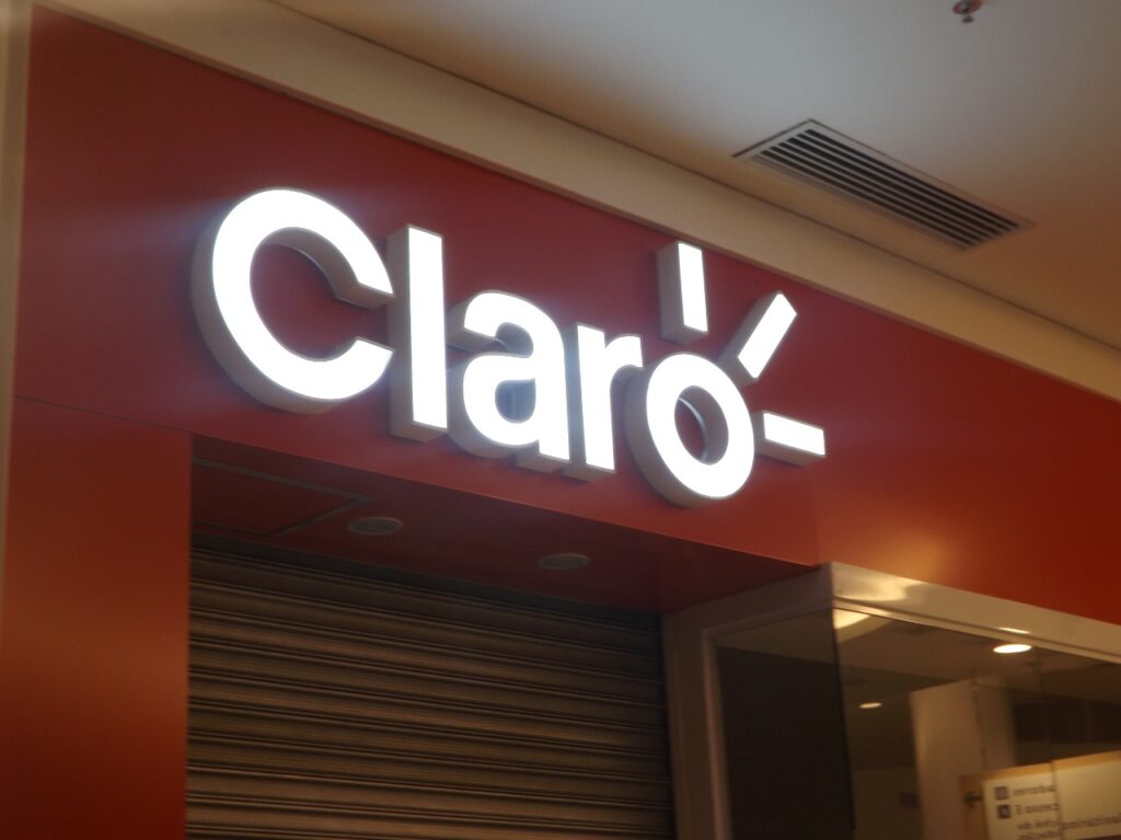 imagem Letra caixa com LED da loja Claro - FLETSIGN - Cenografia & Retail Media