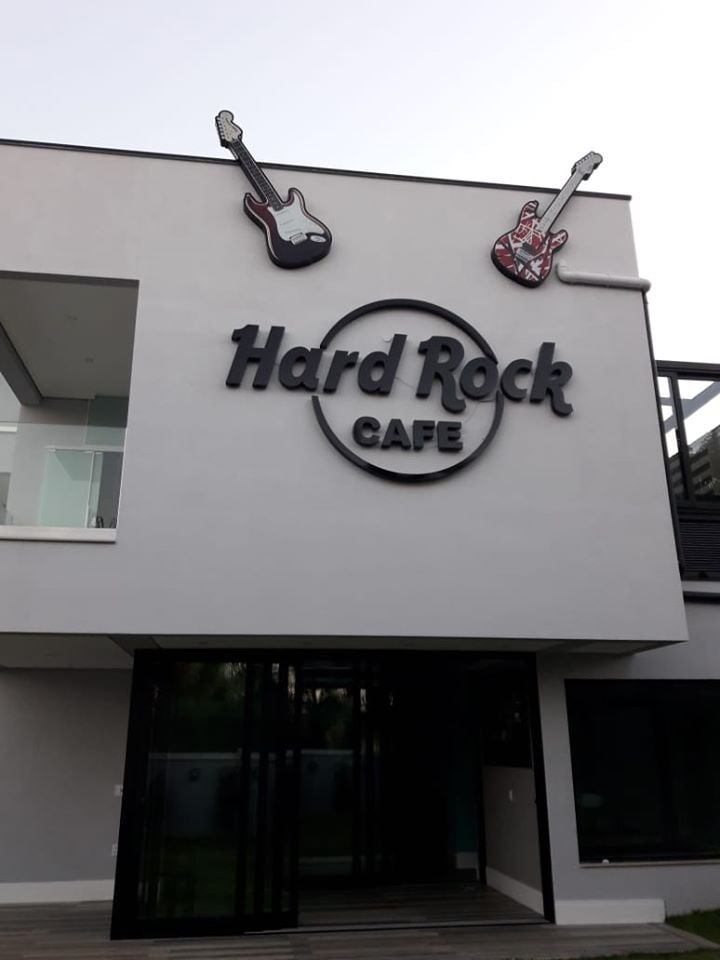  - FLETSIGN - Cenografia & Retail Media